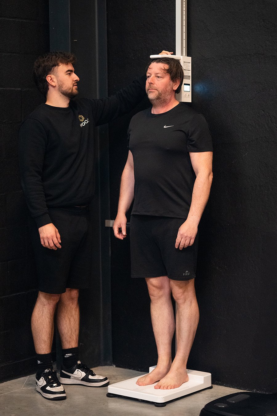 Ondernemer wordt geanalyseerd tijdens InBody Analyse bij WOOO Personal Coaching in Brecht