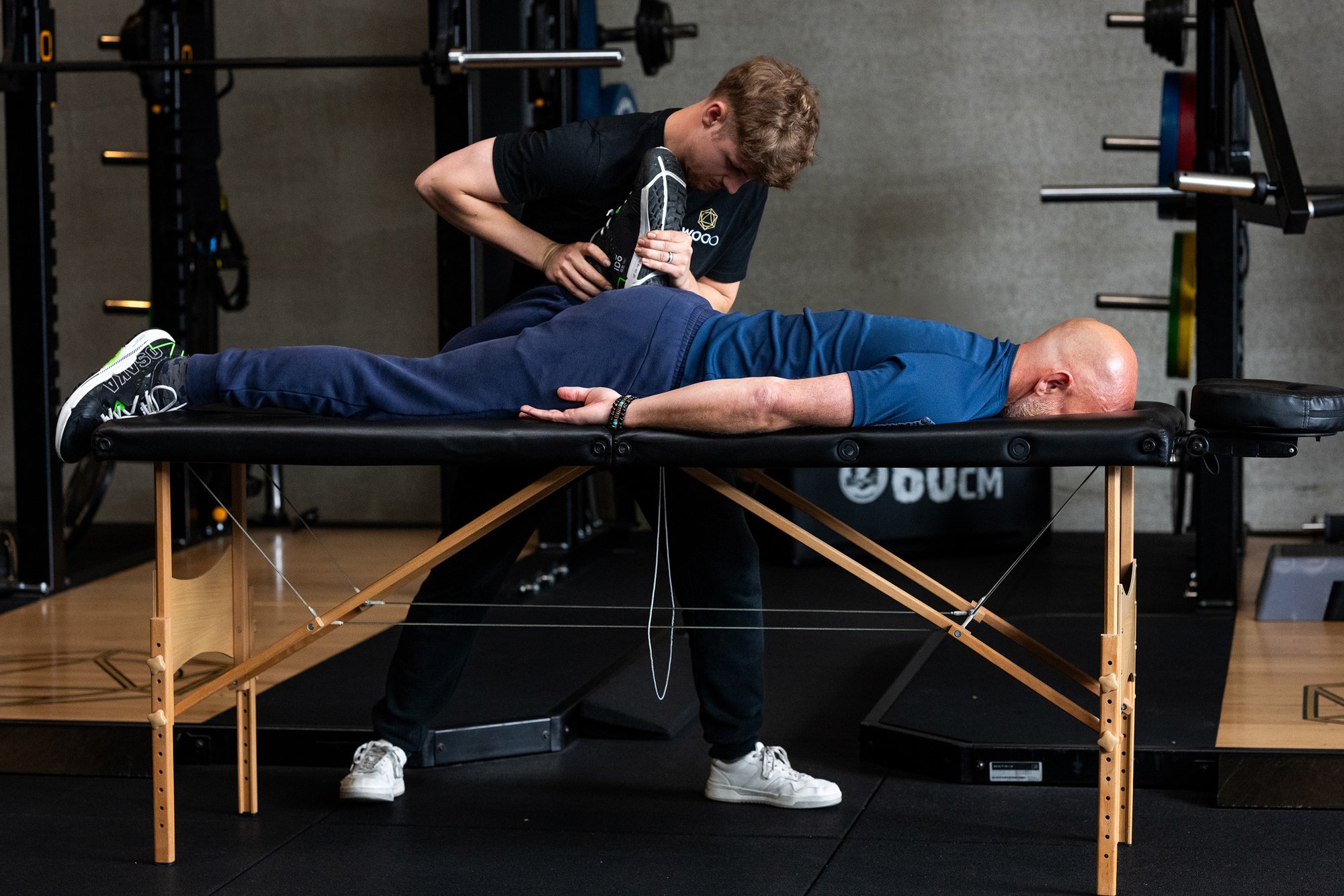 Ondernemer werkt aan mobiliteit onder begeleiding van personal coach tijdens persoonlijke training bij WOOO in Brecht. Ondernemer werkt aan mobiliteit onder begeleiding van personal coach tijdens persoonlijke training bij WOOO in Brecht.