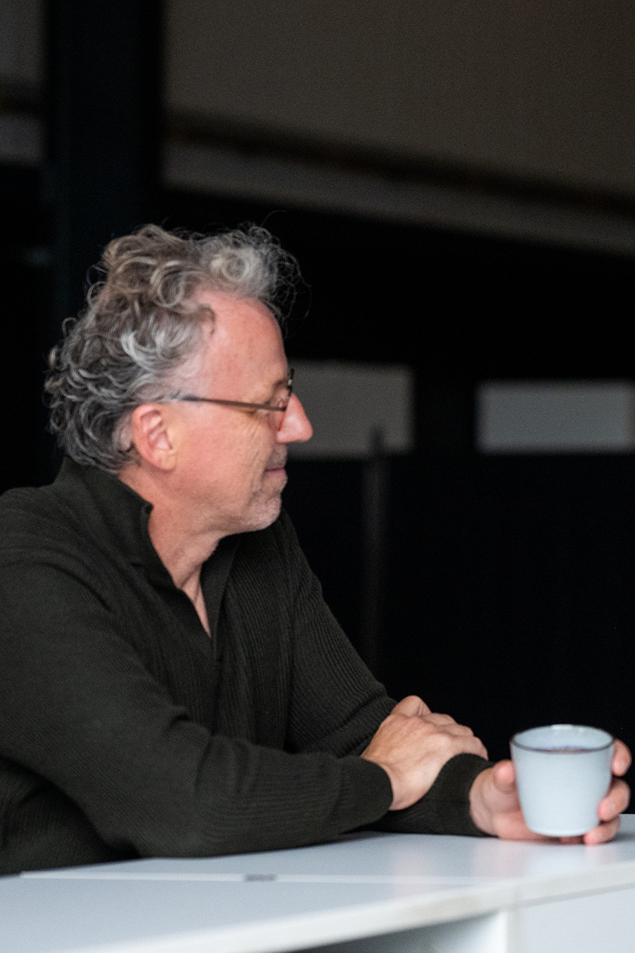 Ondernemer neemt even tijd voor zichzelf met een koffietje in de loungeruimte van WOOO Personal Coaching in Brecht Ondernemer neemt even tijd voor zichzelf met een koffietje in de loungeruimte van WOOO Personal Coaching in Brecht